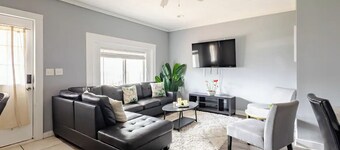 3 Bedroom King Bed  big group 8pax  nr Lucas Stadium