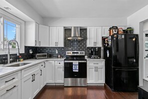 Refrigerador, microondas, horno y parrilla de estufa