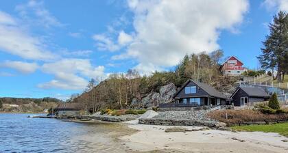 Cozy home in Sveio with house sea view