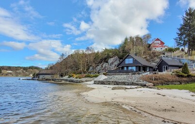 Cozy home in Sveio with house sea view