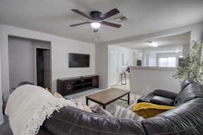 Smart TV - Stylish, cozy and centrally located oasis. (Houston)