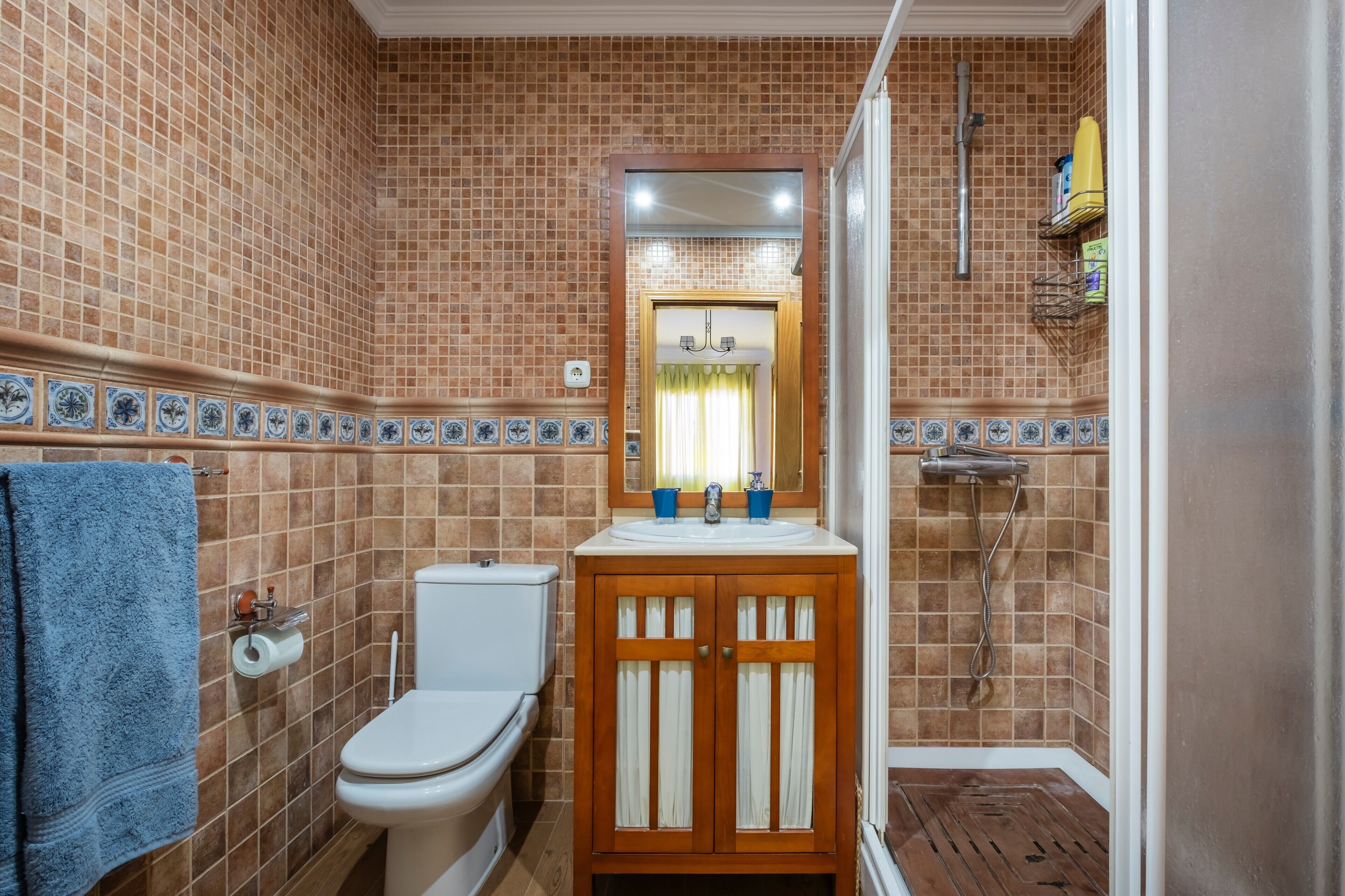 Douche, sèche-cheveux, serviettes fournies