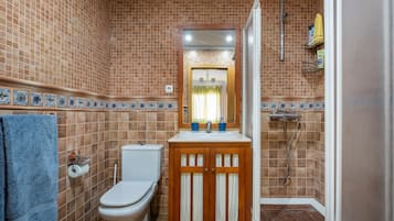 Douche, sèche-cheveux, serviettes fournies