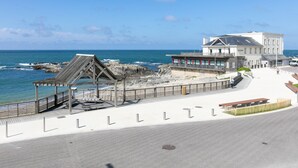 A coastal hotel with a beach view, a covered walkway, and a parking area. - Apartment 'Vue Mer 20m De La Plage' with Private Terrace (Le Croisic)