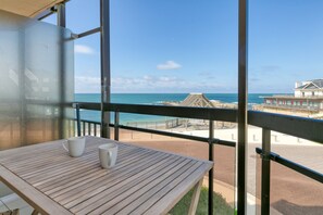 Outdoor dining - Apartment 'Vue Mer 20m De La Plage' with Private Terrace (Le Croisic)