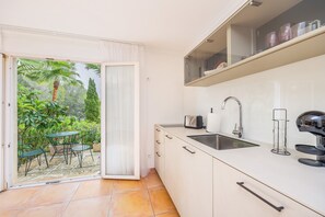 Een koelkast, een microgolfoven, een oven, een kookplaat