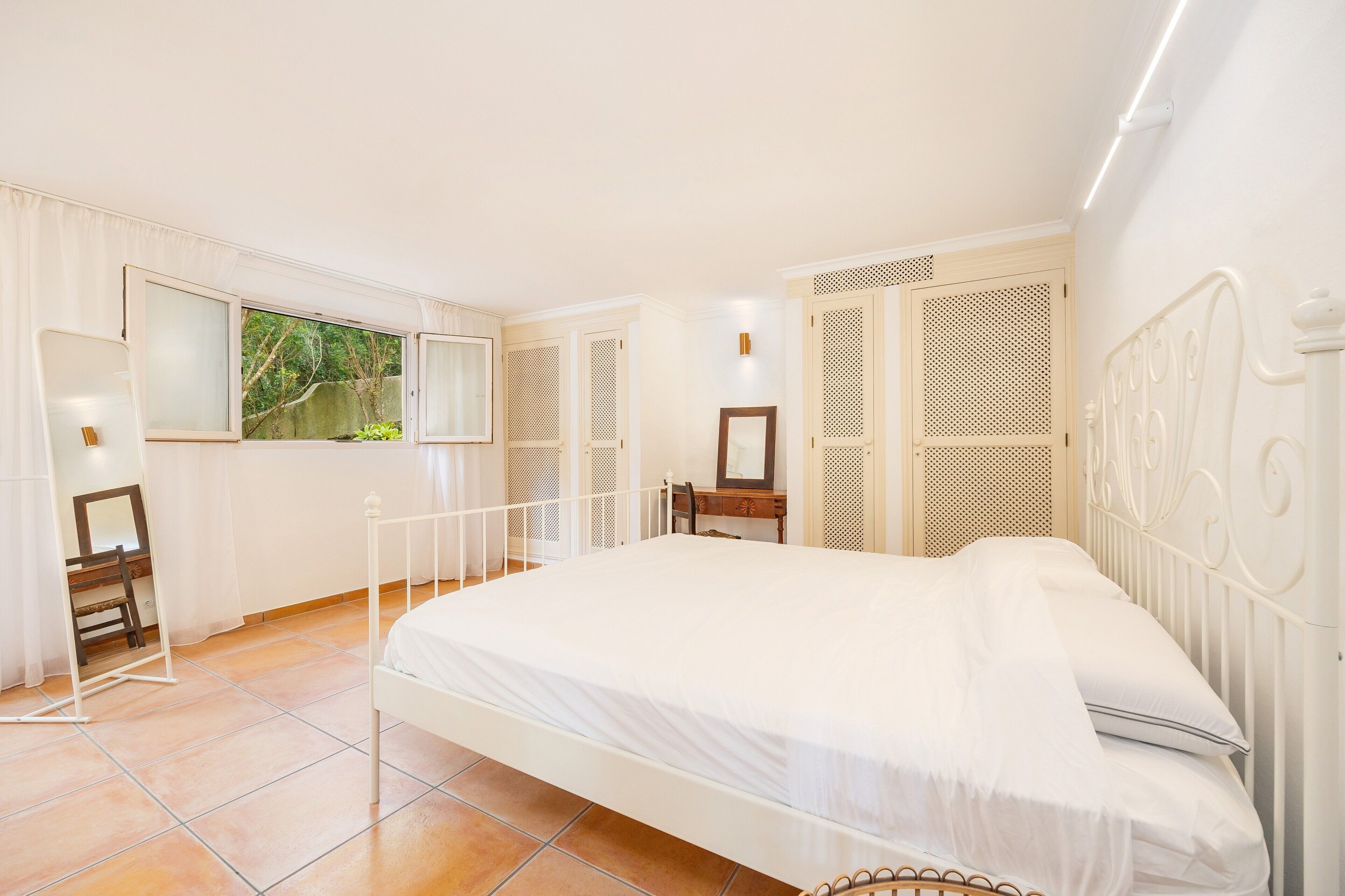 4 bedrooms, iron/ironing board, free WiFi, bed sheets