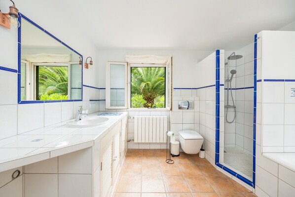Shower, hair dryer, towels - Villa 'Polina' with Mountain View, Wi-Fi and Air Conditioning (Capdepera)