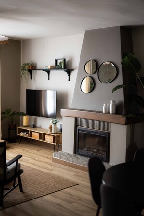 Fernseher, Kamin, Tischtennisplatte