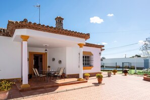 Outdoor dining - Holiday Home 'Villa Carmen' with Private Pool, Private Terrace and Wi-Fi (Conil)
