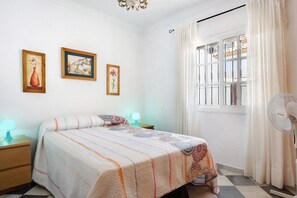 3 makuuhuonetta, silitysrauta/-lauta, ilmainen Wi-Fi, vuodevaatteet