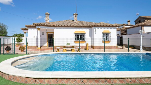 A house with a swimming pool, a fenced patio, and a clear blue sky. - Holiday Home 'Villa Carmen' with Private Pool, Private Terrace and Wi-Fi (Conil)