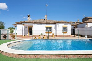 A house with a swimming pool, a fenced patio, and a clear blue sky. - Holiday Home 'Villa Carmen' with Private Pool, Private Terrace and Wi-Fi (Conil)