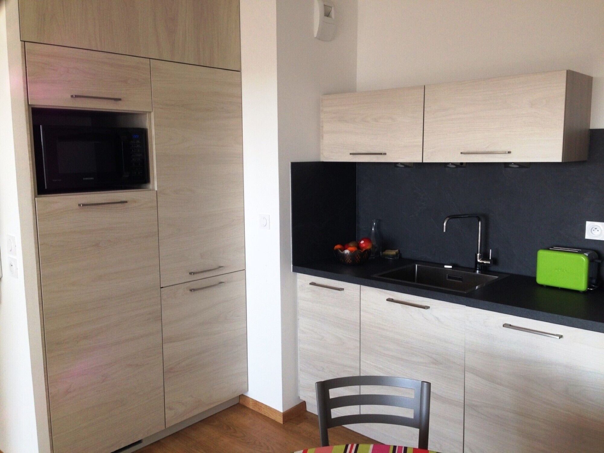 Geladeira, micro-ondas, cooktop, lava-louças