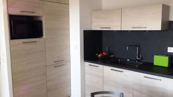 Geladeira, micro-ondas, cooktop, lava-louças
