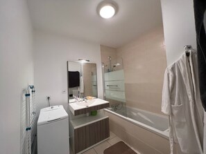 Shower - L'escale, apartment for 4 guests (Les Sables-d'Olonne)