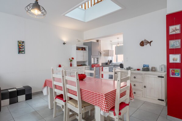 Dining - Holiday Home 'Maison De Vacances Familiale' with Private Terrace and Wi-Fi (Les Sables-d'Olonne)