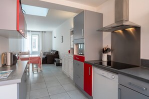 Geladeira, micro-ondas, cooktop, lava-louças