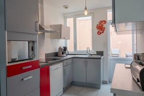 Fridge, microwave, stovetop, dishwasher