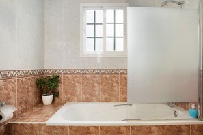 Douche, sèche-cheveux, serviettes fournies