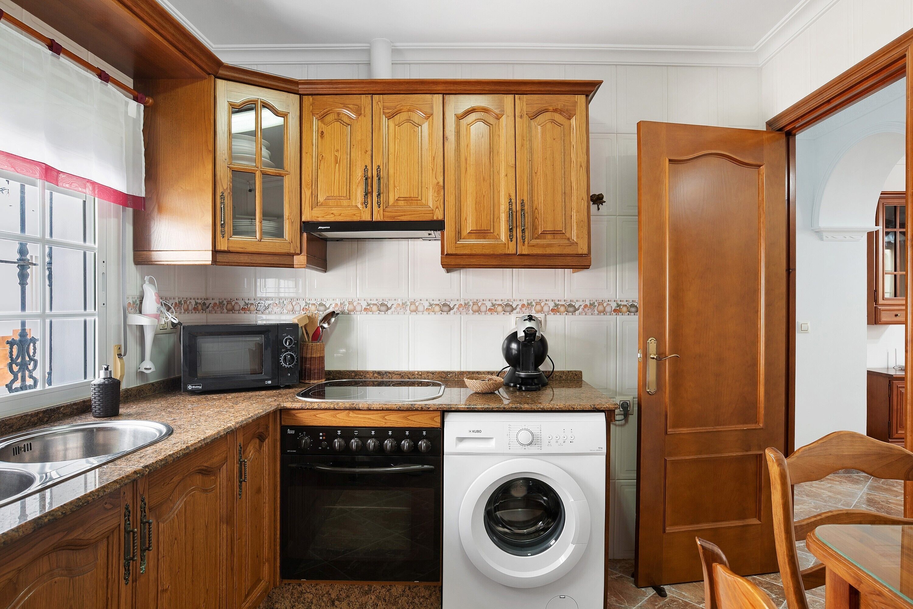 Jääkaappi, mikroaaltouuni, uuni, liesi