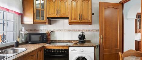 Jääkaappi, mikroaaltouuni, uuni, liesi