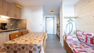 1 slaapkamer, een strijkplank/strijkijzer