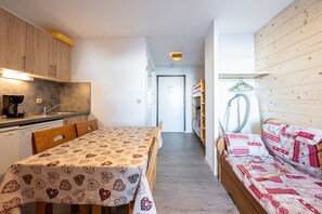 1 makuuhuone, silitysrauta/-lauta