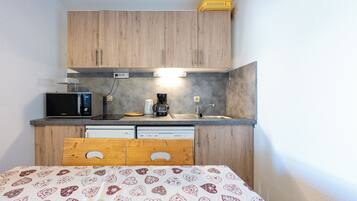 Réfrigérateur, micro-ondes, four, plaque de cuisson