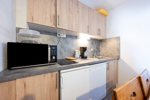 Jääkaappi, mikroaaltouuni, uuni, liesi