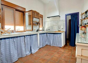 Fridge, microwave, oven, stovetop - Holiday Home 'El Retiro Vivienda Rural' with Private Pool, Private Terrace and Wi-Fi (Villanueva del Rey)