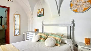 5 bedrooms, free WiFi, bed sheets