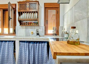 Fridge, microwave, oven, stovetop - Holiday Home 'El Retiro Vivienda Rural' with Private Pool, Private Terrace and Wi-Fi (Villanueva del Rey)