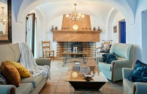 TV, fireplace - Holiday Home 'El Retiro Vivienda Rural' with Private Pool, Private Terrace and Wi-Fi (Villanueva del Rey)