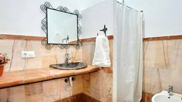 Een douche, een haardroger, handdoeken