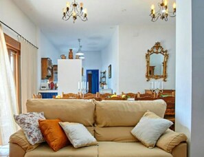 TV, fireplace - Holiday Home 'El Retiro Vivienda Rural' with Private Pool, Private Terrace and Wi-Fi (Villanueva del Rey)