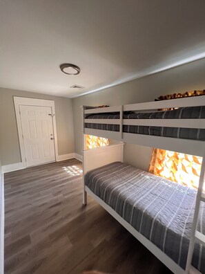 5 bedrooms, iron/ironing board, WiFi, bed sheets
