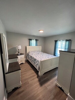 5 bedrooms, iron/ironing board, WiFi, bed sheets