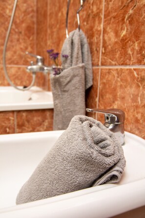 Shower, hair dryer, towels - Vacation Apartment 'Boreas Paradise Costa Del Silencio' with Shared Pool, Wi-Fi and Air Conditioning (Costa del Silencio)