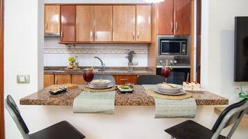 Refrigerador, microondas, horno, placa de cocina