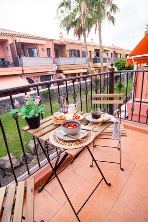 Outdoor dining - Vacation Apartment 'Boreas Paradise Costa Del Silencio' with Shared Pool, Wi-Fi and Air Conditioning (Costa del Silencio)