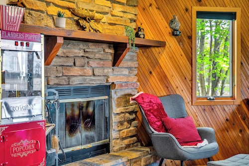 Wine & Vinyl Vacation Home ~ Wine, Vinyl Records, Popcorn Machine, Private Deck