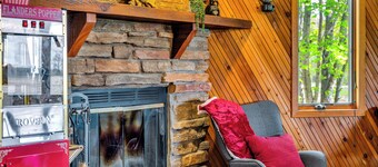 Wine & Vinyl Vacation Home ~ Wine, Vinyl Records, Popcorn Machine, Private Deck