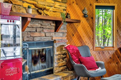 Wine & Vinyl Vacation Home ~ Wine, Vinyl Records, Popcorn Machine, Private Deck