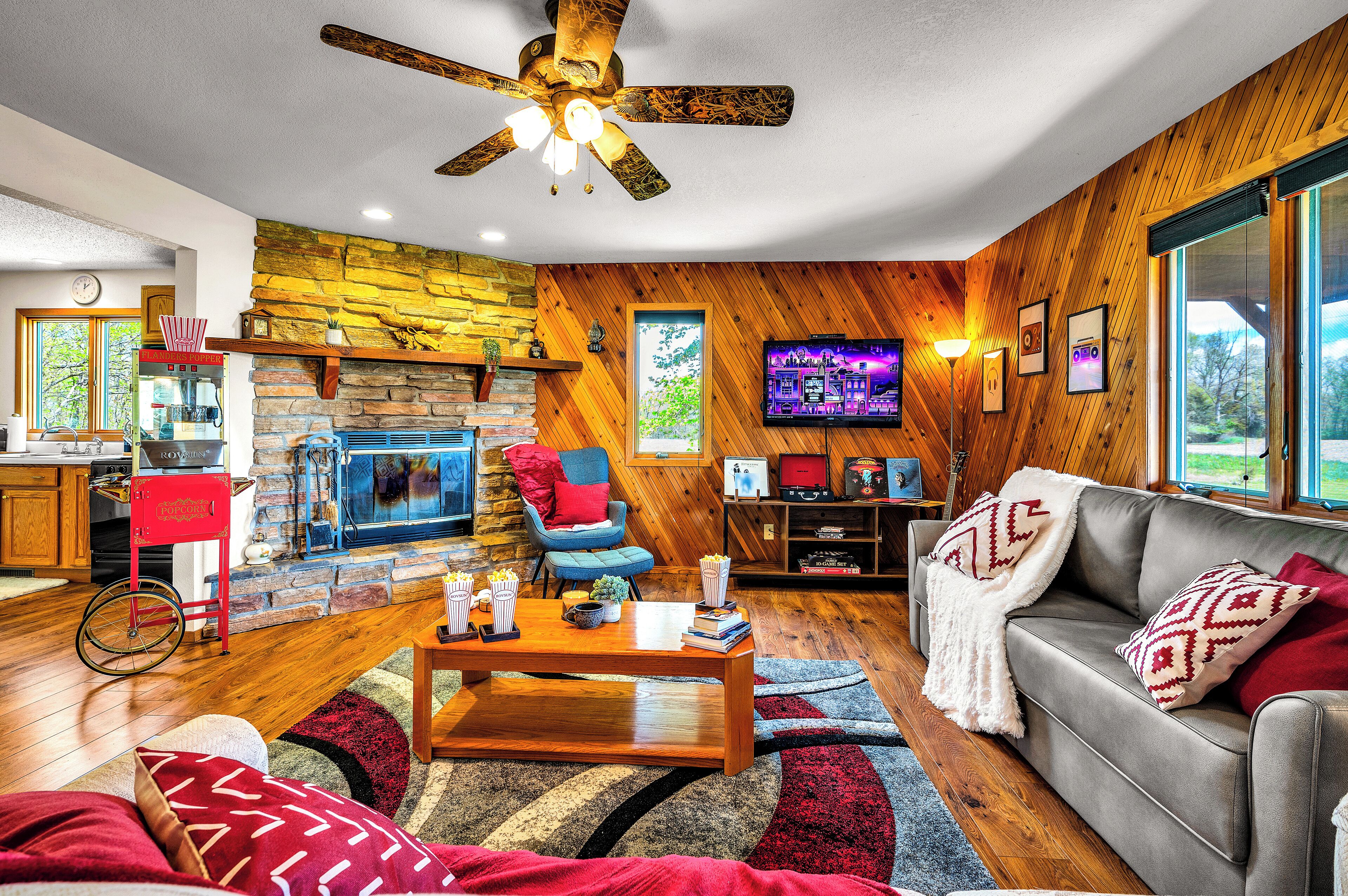 Smart TV, chimenea, libros, biblioteca de música