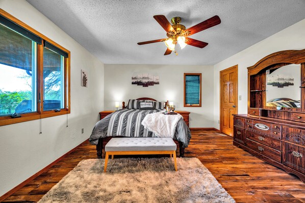 2 bedrooms, desk, free WiFi, bed sheets