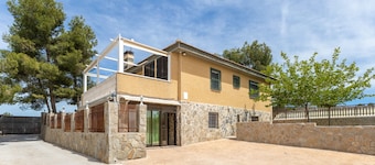 Holiday Home 'Los Almendros' with Private Pool, Wi-Fi and Air Conditioning