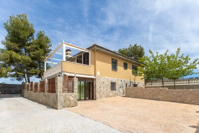 Holiday Home 'Los Almendros' with Private Pool, Wi-Fi and Air Conditioning