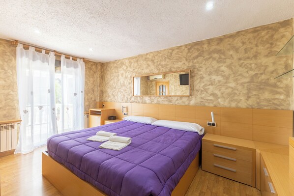 7 bedrooms, iron/ironing board, free WiFi, bed sheets