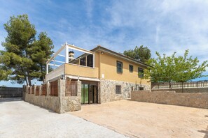 Exterior - Holiday Home 'Los Almendros' with Private Pool, Wi-Fi and Air Conditioning (FUENTIDUEÑA DE TAJO)